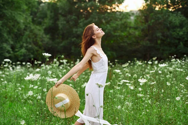 Femme gaie dans un champ en plein air fleurs air frais liberté — Photo