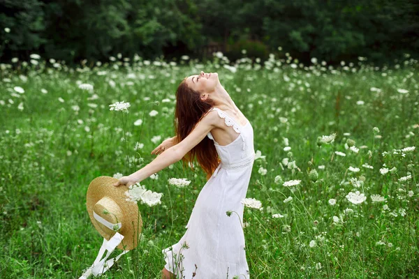 Vacker kvinna promenader på fältet blommor frihet natur — Stockfoto