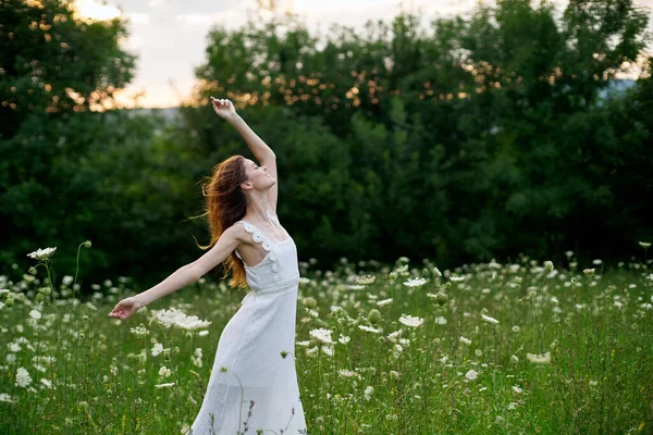 Γυναίκα σε λευκό φόρεμα που θέτουν χορό φύση καλοκαίρι — Φωτογραφία Αρχείου