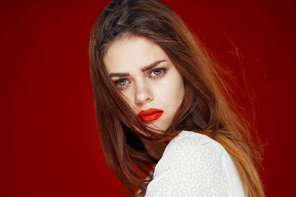 Mulher elegante com lábios vermelhos em vermelho branco vestido isolado fundo — Fotografia de Stock