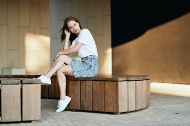 Güzel bir kadın açık havada temiz hava yaşam tarzıyla yürür.