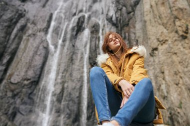 Sırt çantalı kadın yürüyüşçü dağlarda yolculuk özgürlüğü.