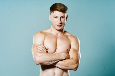 Havalı vücut egzersizi yapan yakışıklı sporcu.