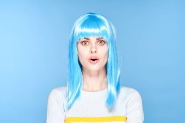 Mor peruklu, kırmızı dudaklı, ışıltılı moda eğlencesi