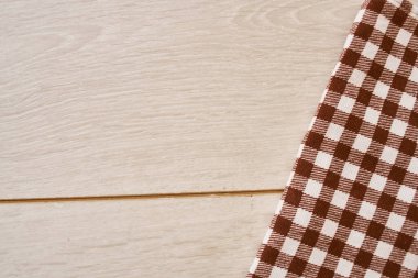 Ahşap desenli ekose masa örtüsü mutfak tekstil tasarımı