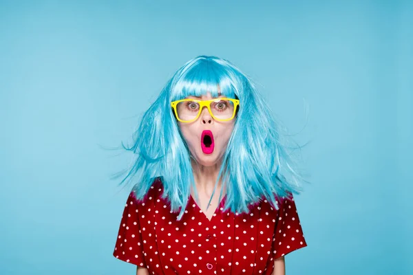 Веселая женщина фиолетовые волосы желтые очки моды гламур — стоковое фото