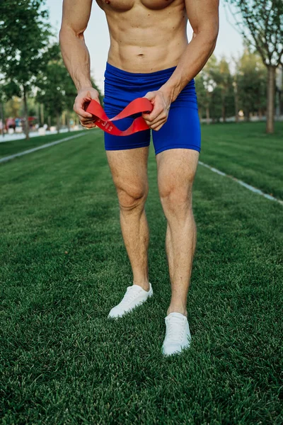 Спортсмен, занимающийся в парке кроссфитом — стоковое фото