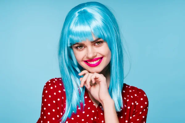 Mulher alegre em roxo peruca glamour posando fundo azul — Fotografia de Stock