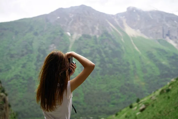 Mulher fotógrafo viagens montanhas natureza aventura paisagem — Fotografia de Stock