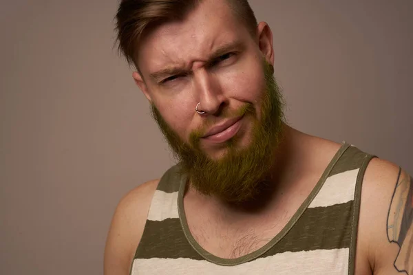 Бородатый мужчина в полосатой футболке татуировка очки на руках моды — стоковое фото
