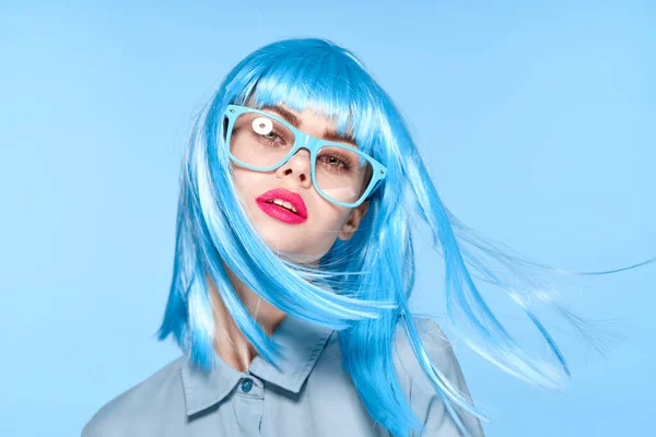 Hübsche Frau lila Perücke blaues Haar Modell — Stockfoto