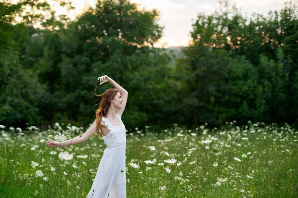 Donna in abito bianco posa danza natura estate — Foto Stock