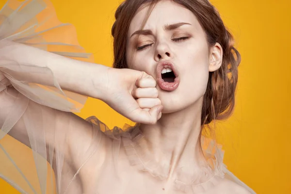 Retrato de uma mulher em vestido bege posando charme fundo amarelo — Fotografia de Stock