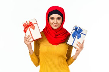 Neşeli Müslüman kadın bayram hediyeleri alıyor.
