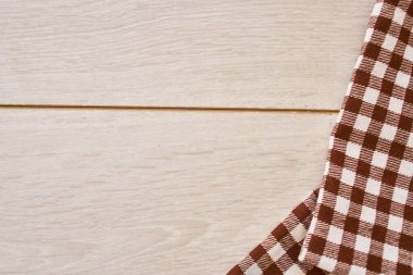 Ahşap desenli ekose masa örtüsü mutfak tekstil tasarımı