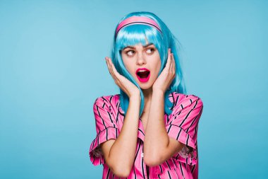 Güzel kadın mavi peruk cazibesi parlak makyaj eğlencesi