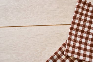 Ahşap desenli ekose masa örtüsü mutfak tekstil tasarımı