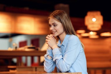 İş kadını dışarıda yürüyor. Yaz tatildir.