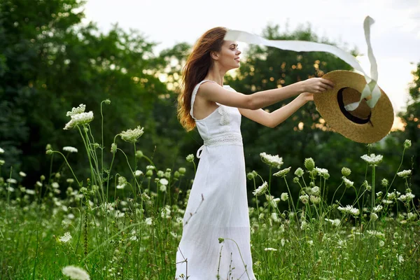 Femme en robe blanche fleurs liberté marcher air frais — Photo