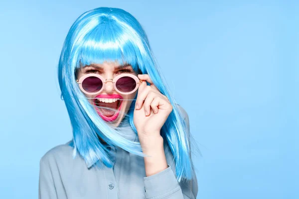 Vrolijk vrouw dragen zonnebril blauw pruik glamour model — Stockfoto