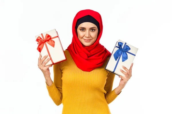 快乐的穆斯林妇女购物节日礼物浅薄的背景 — 图库照片