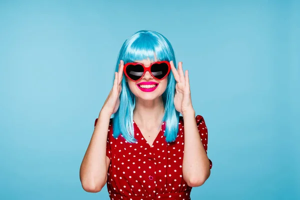 Emotioneel vrouw blauw pruik zonnebril poseren mode — Stockfoto
