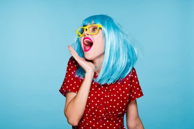 Neşeli kadın mor saçlar sarı gözlükler moda cazibesi