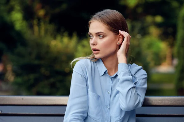 Obchodní žena v kavárně venku čerstvý vzduch léto — Stock fotografie