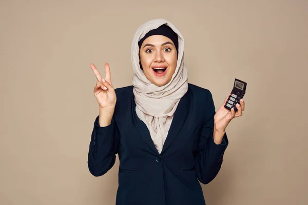 4.穆斯林妇女，手握计算器，从事办公室业务 — 图库照片