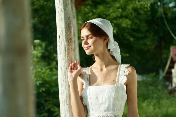 Mulher de vestido branco paisagem aldeia natureza ecologia — Fotografia de Stock