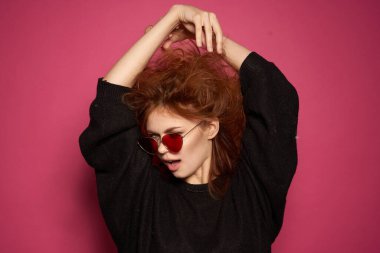 Güzel kadın cazibesi kozmetik poz veren gülümseme pembe arka plan