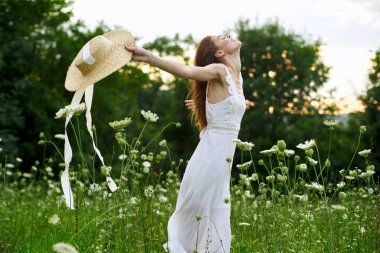 Beyaz elbiseli kadın, çiçekler, özgürlük, temiz hava.