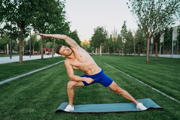 Parktaki şortlu sporcu dışarıda çalışıyor.