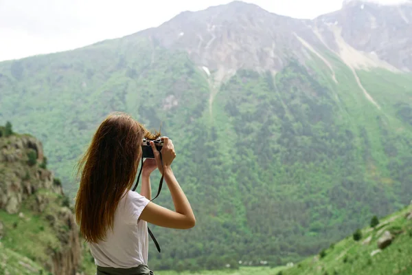 Mulher fotógrafo viagens montanhas natureza aventura paisagem — Fotografia de Stock