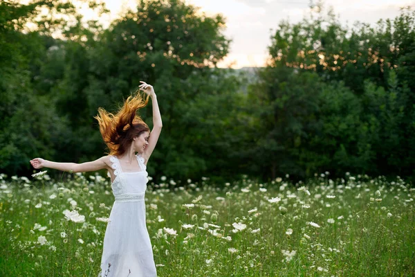 Kvinna i vit klänning poserar dans natur sommar — Stockfoto