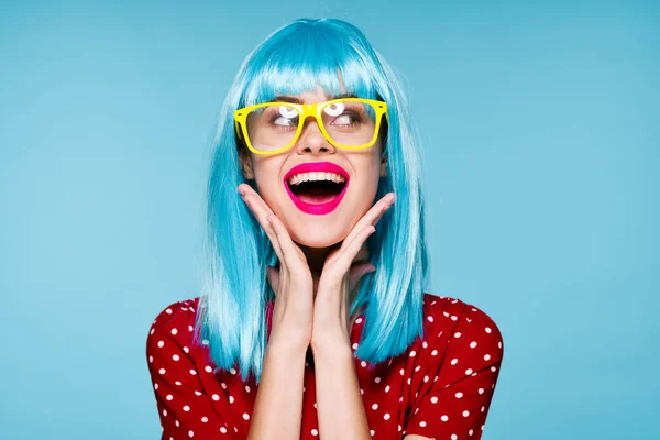 Гламурная женщина в синем парике желтые очки позирует модель — стоковое фото