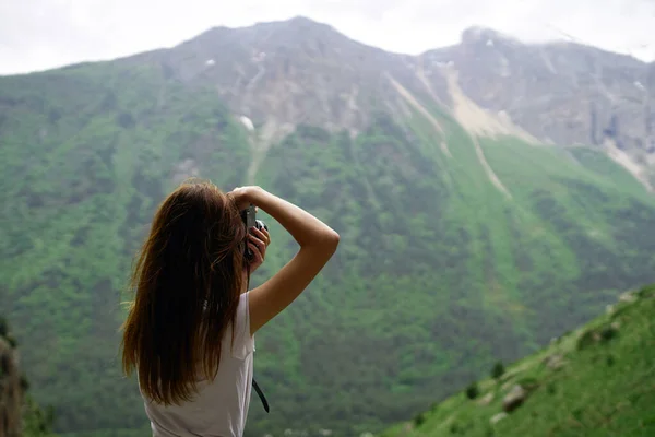 Mulher fotógrafa na natureza paisagem montanhas viagens — Fotografia de Stock