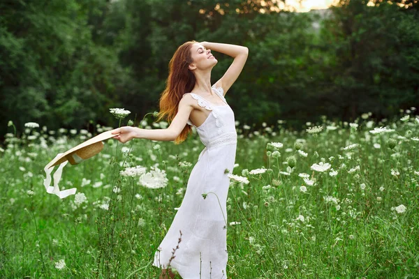 Χαρούμενη γυναίκα σε ένα πεδίο σε εξωτερικούς χώρους λουλούδια ελευθερία του φρέσκου αέρα — Φωτογραφία Αρχείου