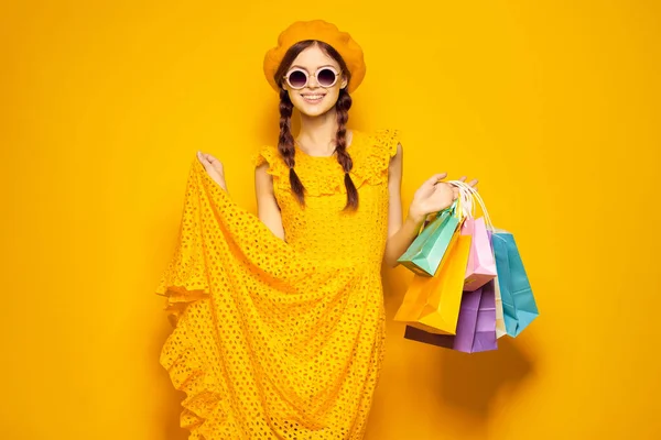 Bella donna indossare occhiali da sole posa shopping moda isolato sfondo — Foto Stock
