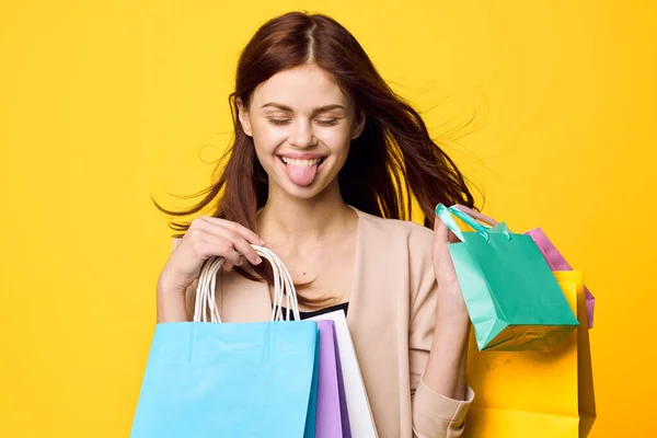 Bella donna shopping intrattenimento stile di vita giallo sfondo — Foto Stock