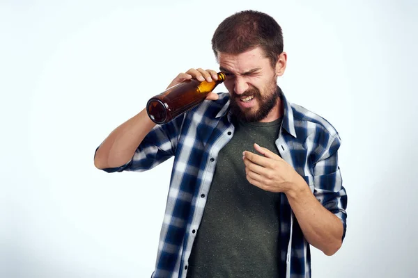 ひげを生やした男ビールを飲むアルコール感情が孤立した背景 — ストック写真