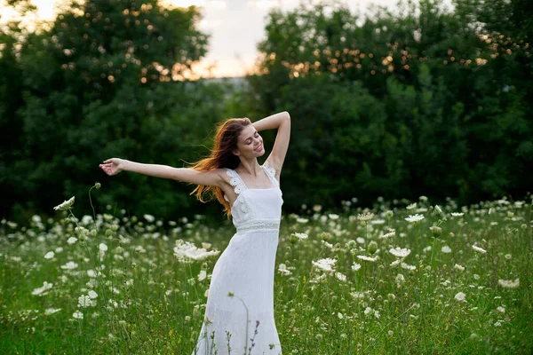 Vrouw in wit jurk poseren dans natuur zomer — Stockfoto