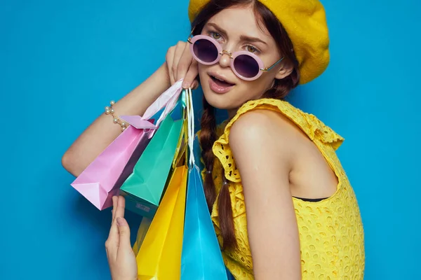 Glad kvinna bär solglasögon poserar shopping mode isolerad bakgrund — Stockfoto