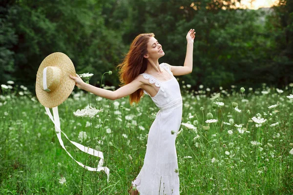 野外で明るい女が花を咲かせる｜新鮮な空気の自由 — ストック写真