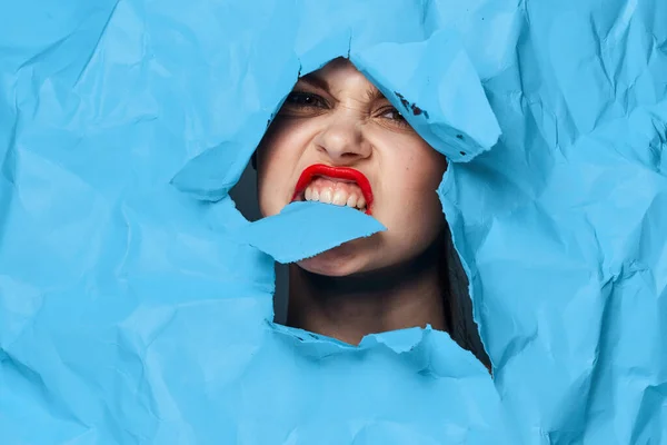 Cara femenina fondo azul labios rojos maquillaje emociones — Foto de Stock