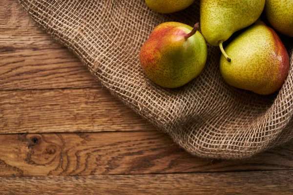Ahşap masa üzerindeki armutlar yakın plan tarım vitaminleri.