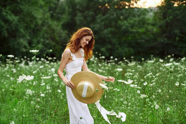 Mooie vrouw in een veld in de natuur witte jurk frisse lucht — Stockfoto