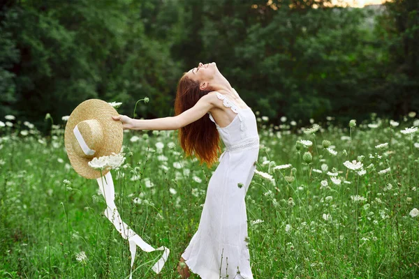 Femme gaie dans un champ en plein air fleurs air frais liberté — Photo