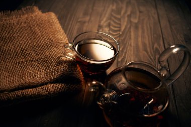 Taze demlenmiş çay, sıcak içecek, sabah kahvaltısı, doğal ürün.