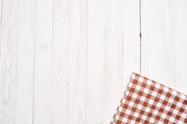 ekose masa örtüsü ahşap doku mutfak dekorasyonu tasarımı